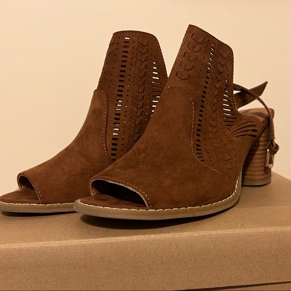 Worn once! Cute stacked sandals!